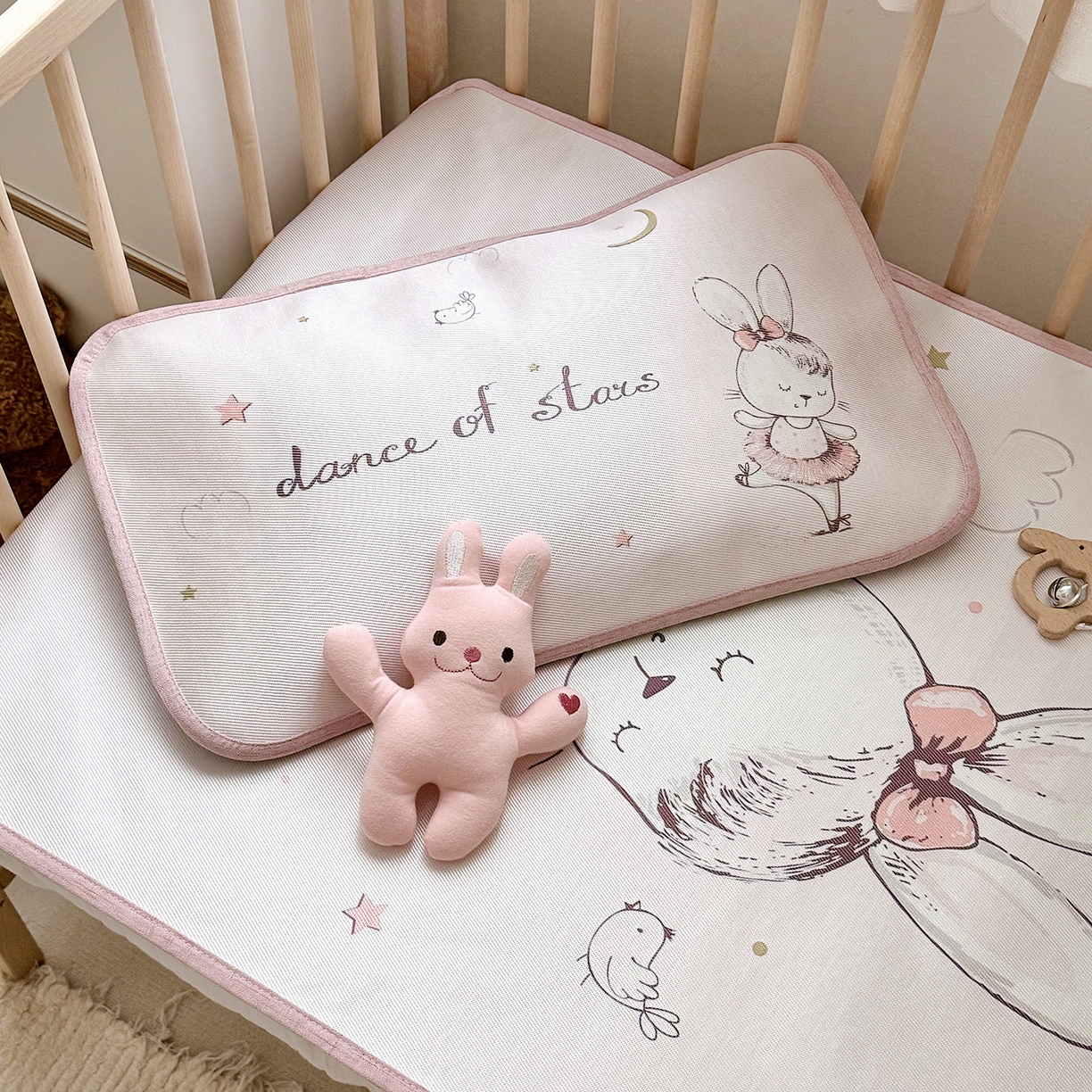 91家纺网 家纺一手货源 找家纺 JUICY 橘滋家纺 2026新款A类北欧简约数码印花婴童冰丝席凉席 芭蕾小兔