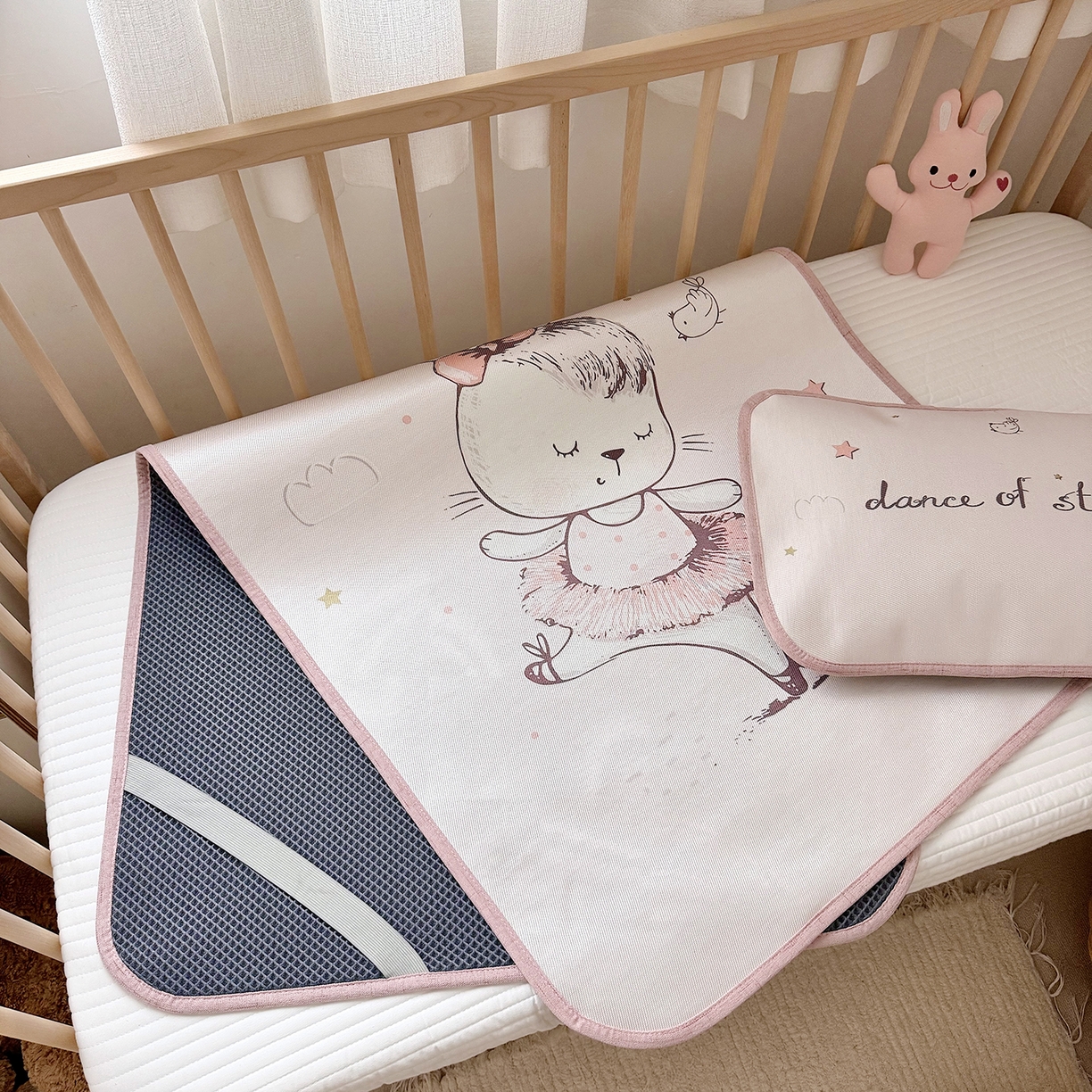 91家纺网 家纺一手货源 找家纺 JUICY 橘滋家纺 2026新款A类北欧简约数码印花婴童冰丝席凉席 芭蕾小兔