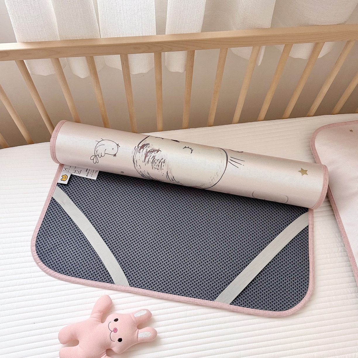 91家纺网 家纺一手货源 找家纺 JUICY 橘滋家纺 2026新款A类北欧简约数码印花婴童冰丝席凉席 芭蕾小兔