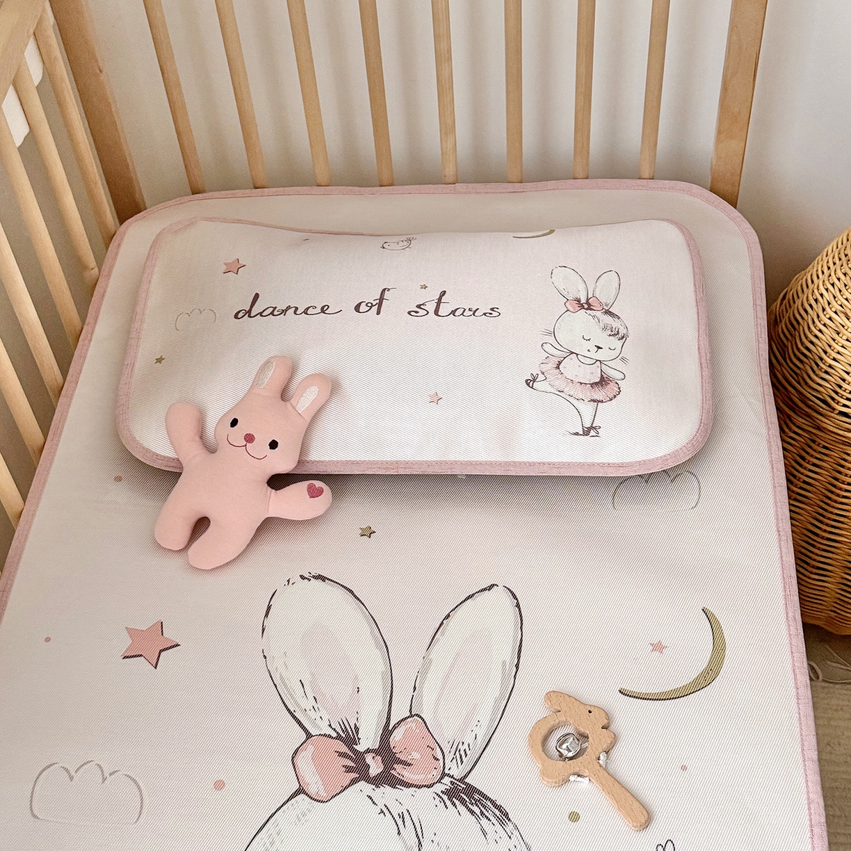 91家纺网 家纺一手货源 找家纺 JUICY 橘滋家纺 2026新款A类北欧简约数码印花婴童冰丝席凉席 芭蕾小兔