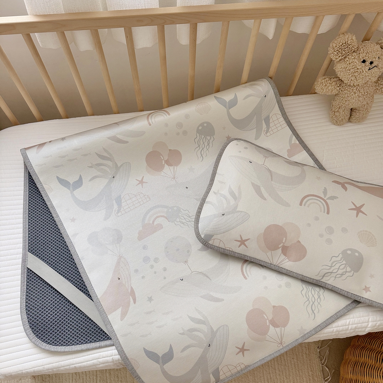 91家纺网 家纺一手货源 找家纺 JUICY 橘滋家纺 2026新款A类北欧简约数码印花婴童冰丝席凉席 鲸尾摇凉