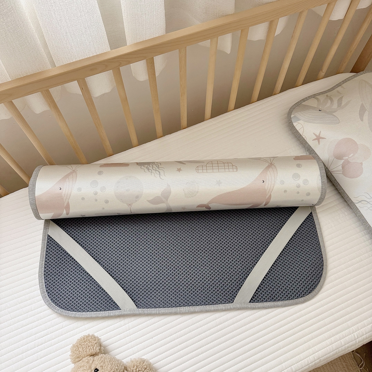 91家纺网 家纺一手货源 找家纺 JUICY 橘滋家纺 2026新款A类北欧简约数码印花婴童冰丝席凉席 鲸尾摇凉