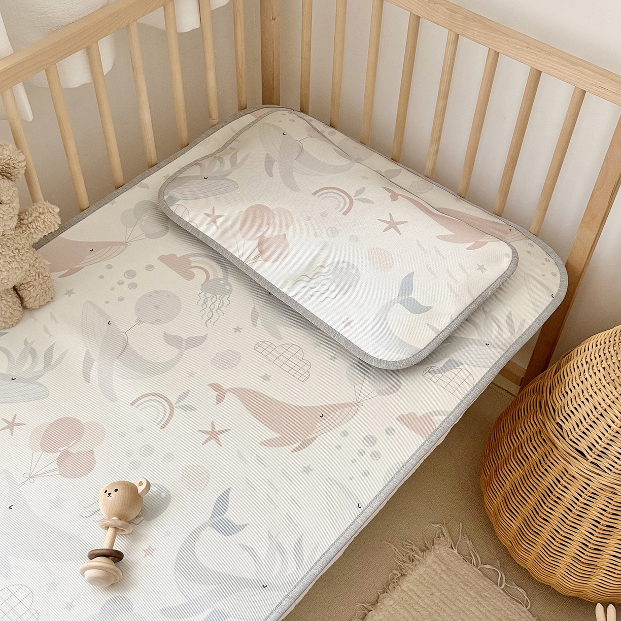 91家纺网 家纺一手货源 找家纺 JUICY 橘滋家纺 2026新款A类北欧简约数码印花婴童冰丝席凉席 鲸尾摇凉