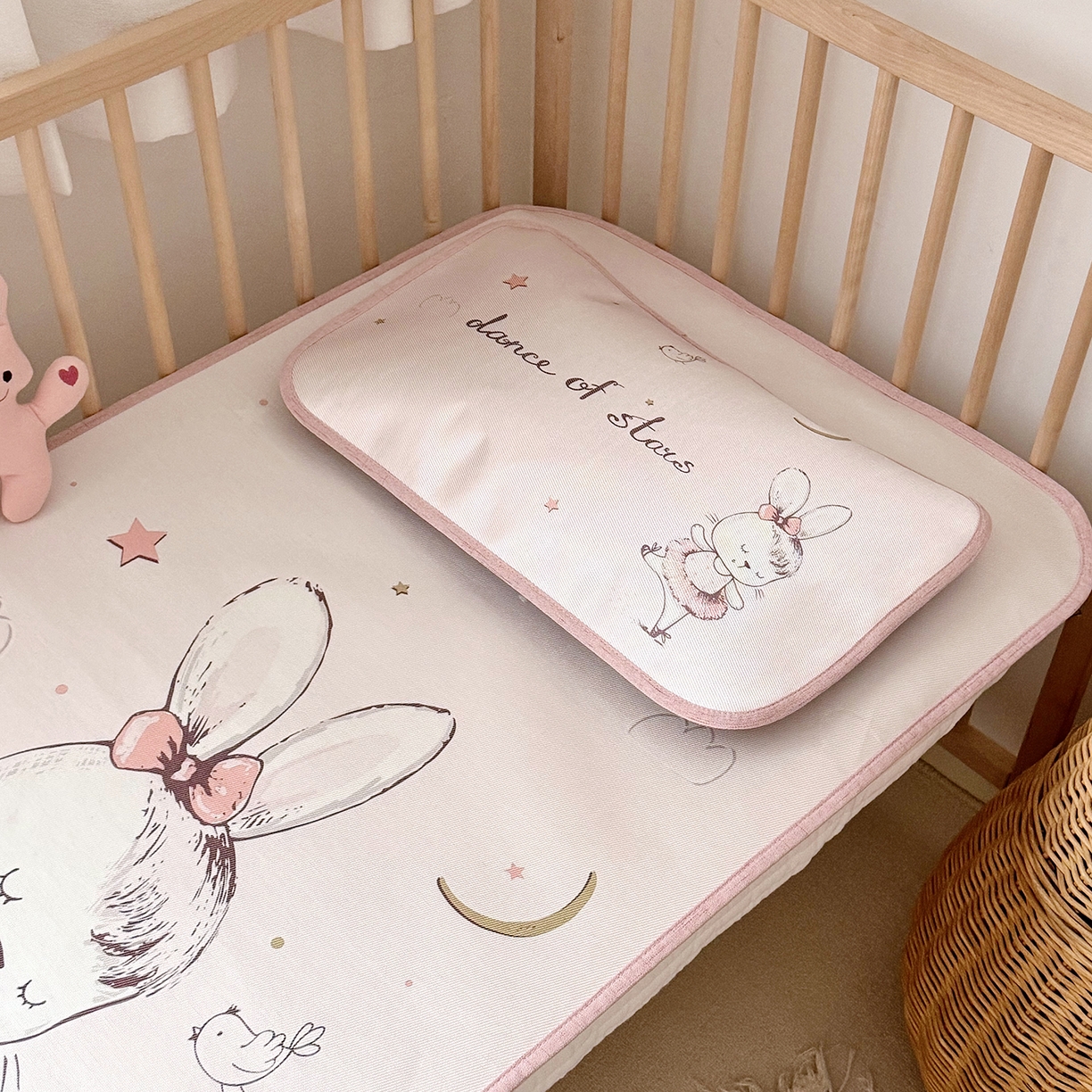 91家纺网 家纺一手货源 找家纺 JUICY 橘滋家纺 2026新款A类北欧简约数码印花婴童冰丝席凉席 芭蕾小兔