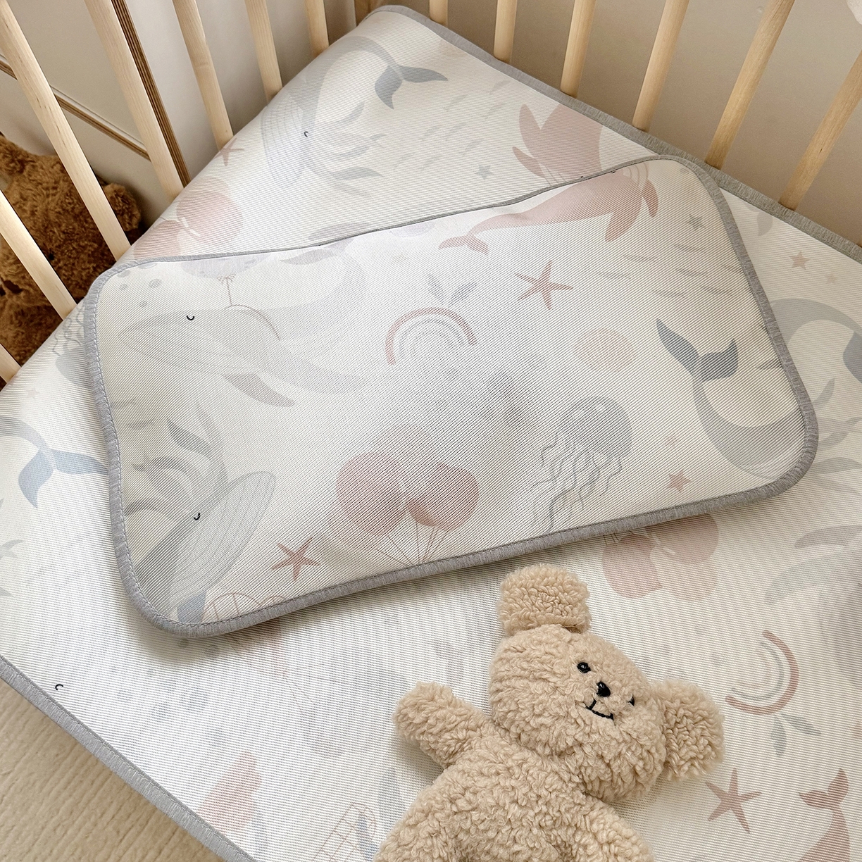 91家纺网 家纺一手货源 找家纺 JUICY 橘滋家纺 2026新款A类北欧简约数码印花婴童冰丝席凉席 鲸尾摇凉