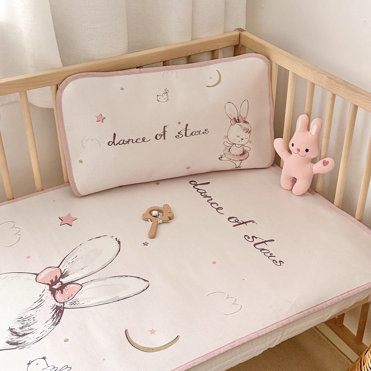 91家纺网 家纺一手货源 找家纺 JUICY 橘滋家纺 2026新款A类北欧简约数码印花婴童冰丝席凉席 芭蕾小兔