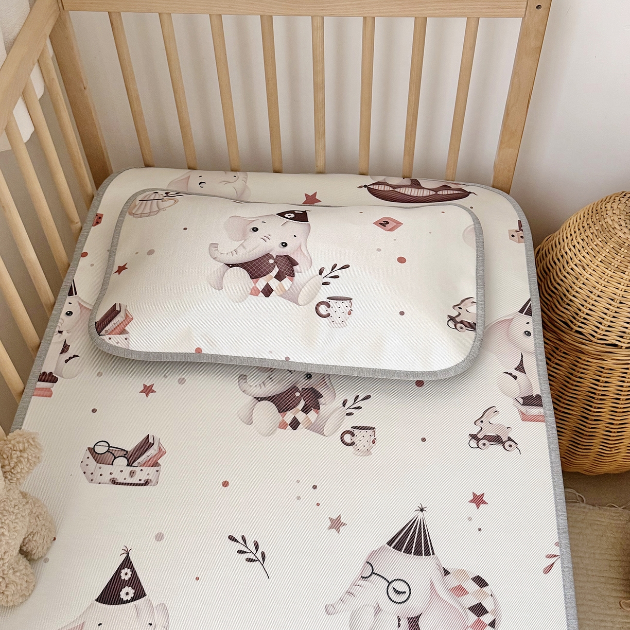 91家纺网 家纺一手货源 找家纺 JUICY 橘滋家纺 2026新款A类北欧简约数码印花婴童冰丝席凉席 蓬蓬象乐园