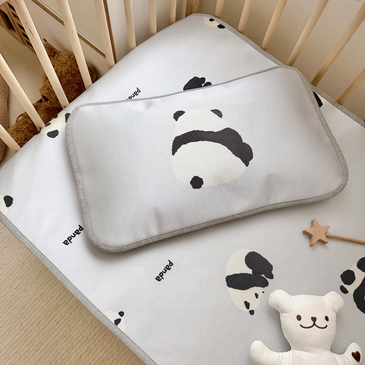 91家纺网 家纺一手货源 找家纺 JUICY 橘滋家纺 2026新款A类北欧简约数码印花婴童冰丝席凉席 翻滚熊猫