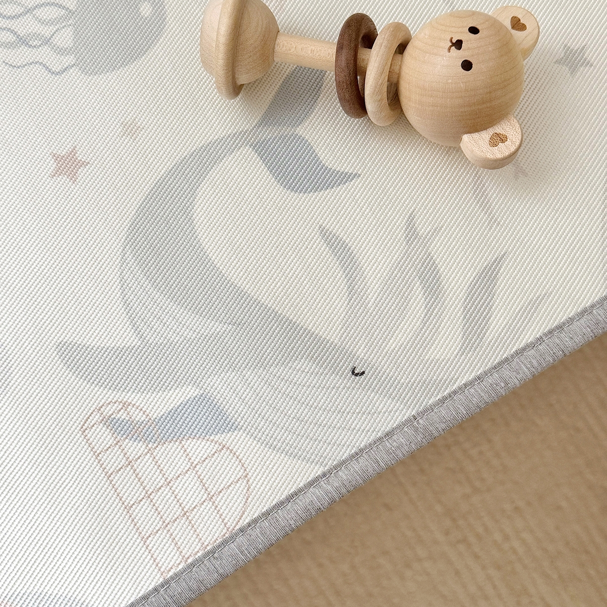 91家纺网 家纺一手货源 找家纺 JUICY 橘滋家纺 2026新款A类北欧简约数码印花婴童冰丝席凉席 鲸尾摇凉