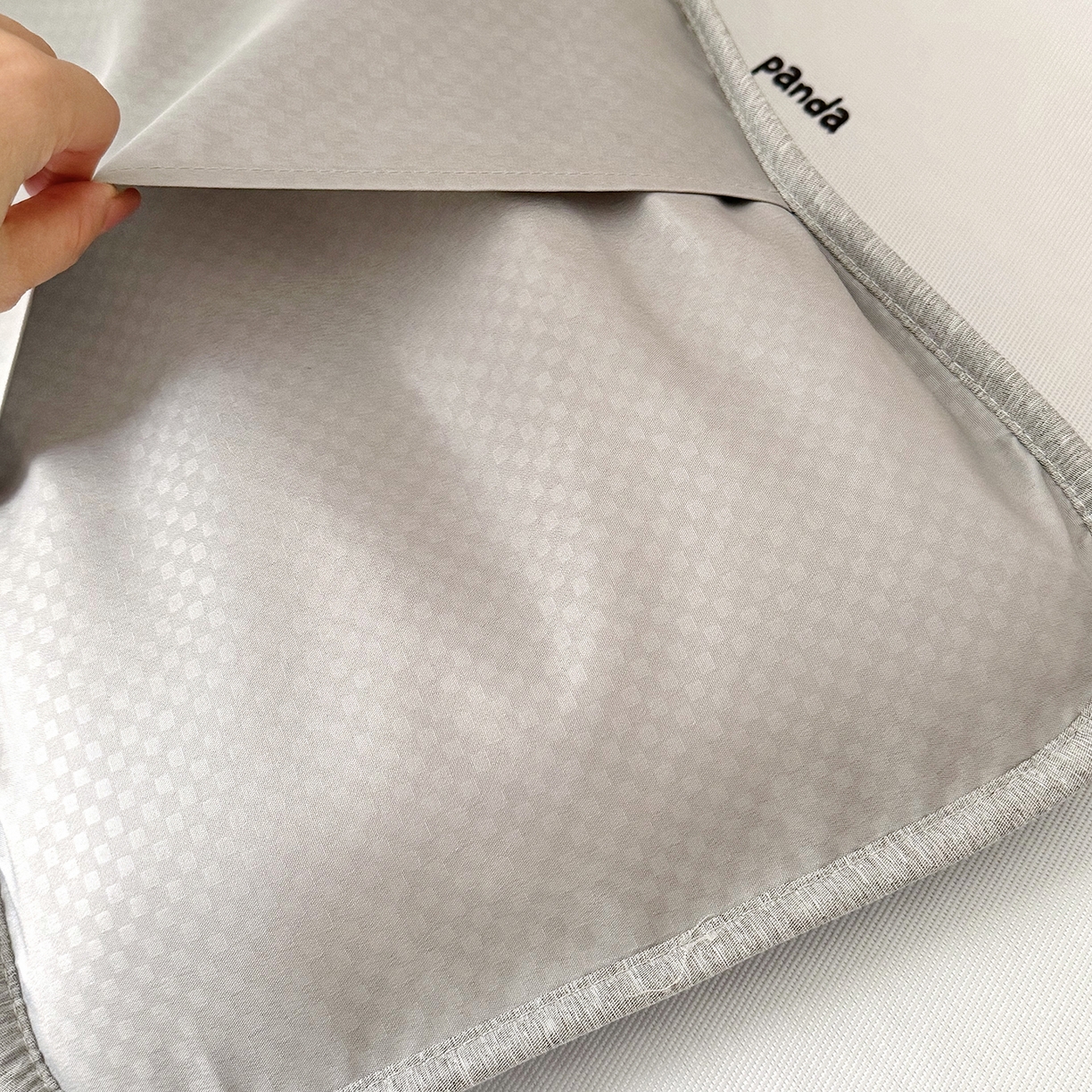 91家纺网 家纺一手货源 找家纺 JUICY 橘滋家纺 2026新款A类北欧简约数码印花婴童冰丝席凉席 翻滚熊猫