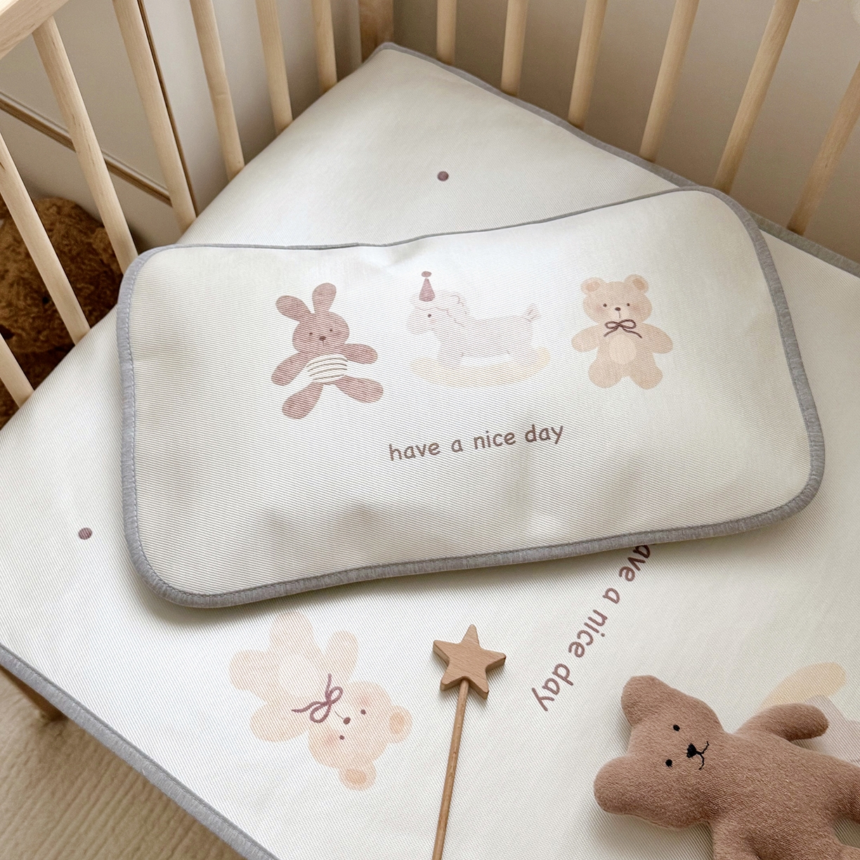 91家纺网 家纺一手货源 找家纺 JUICY 橘滋家纺 2026新款A类北欧简约数码印花婴童冰丝席凉席 木马小熊