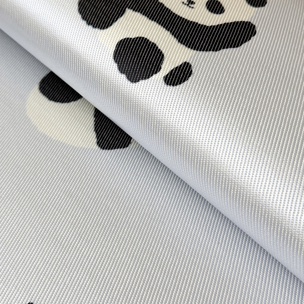 91家纺网 家纺一手货源 找家纺 JUICY 橘滋家纺 2026新款A类北欧简约数码印花婴童冰丝席凉席 翻滚熊猫