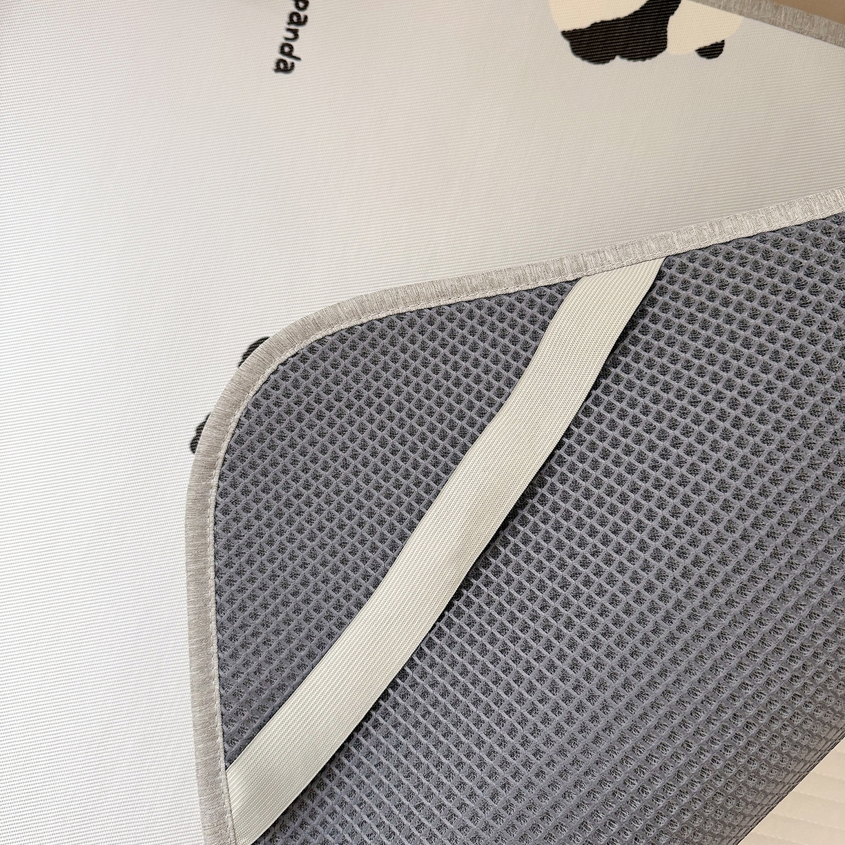 91家纺网 家纺一手货源 找家纺 JUICY 橘滋家纺 2026新款A类北欧简约数码印花婴童冰丝席凉席 翻滚熊猫