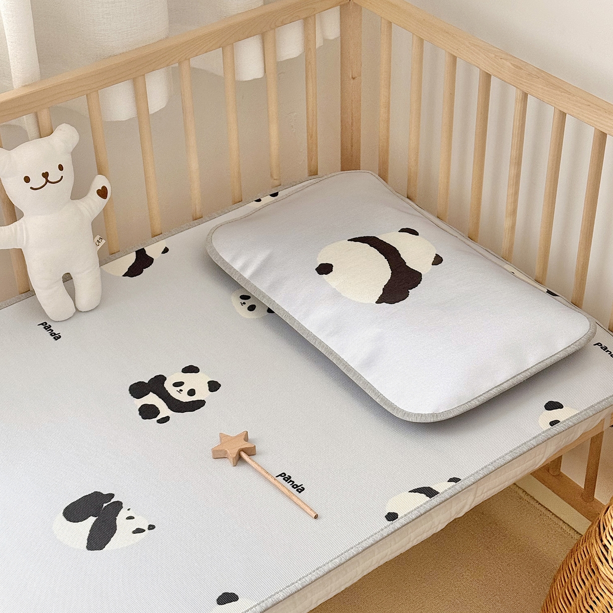 91家纺网 家纺一手货源 找家纺 JUICY 橘滋家纺 2026新款A类北欧简约数码印花婴童冰丝席凉席 翻滚熊猫