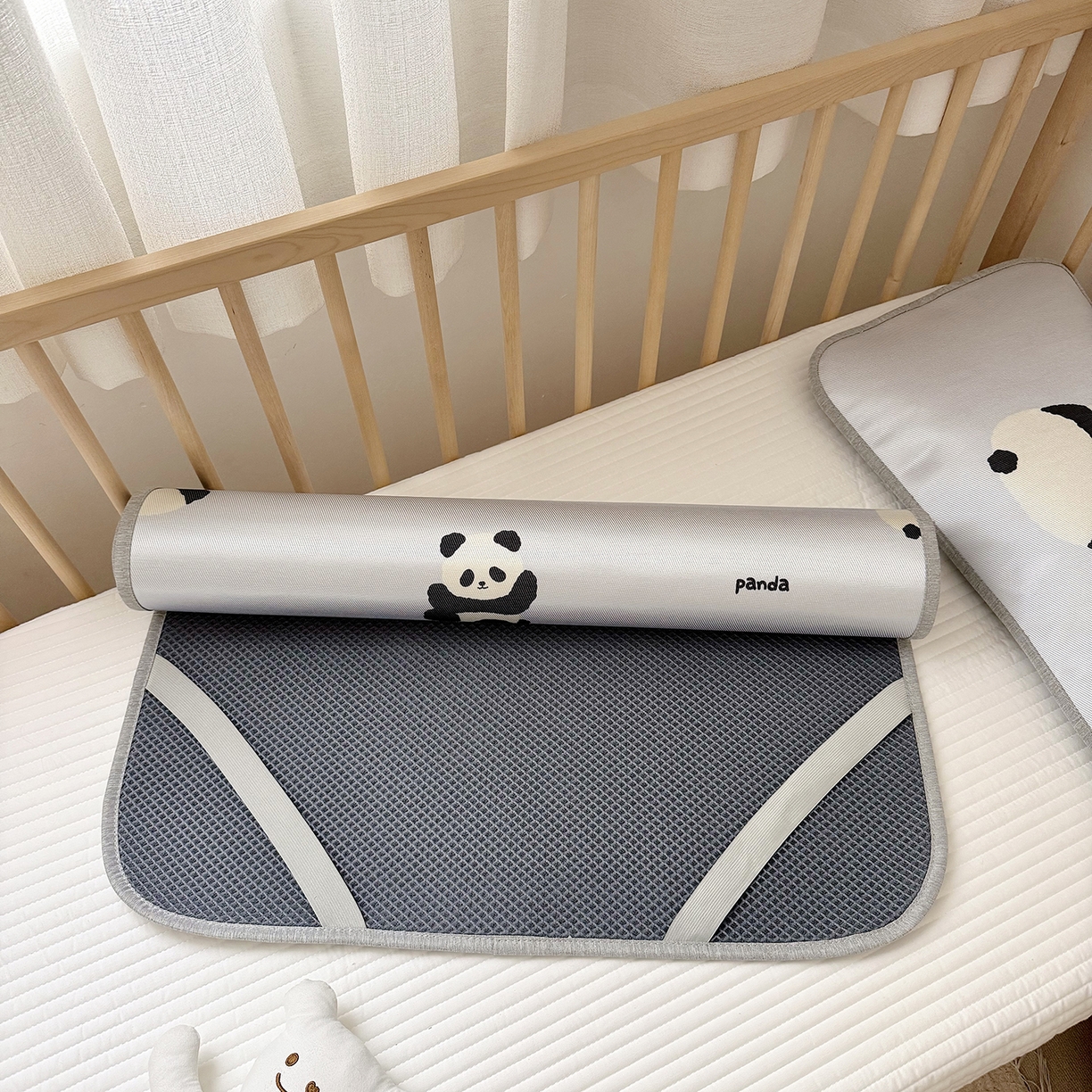 91家纺网 家纺一手货源 找家纺 JUICY 橘滋家纺 2026新款A类北欧简约数码印花婴童冰丝席凉席 翻滚熊猫