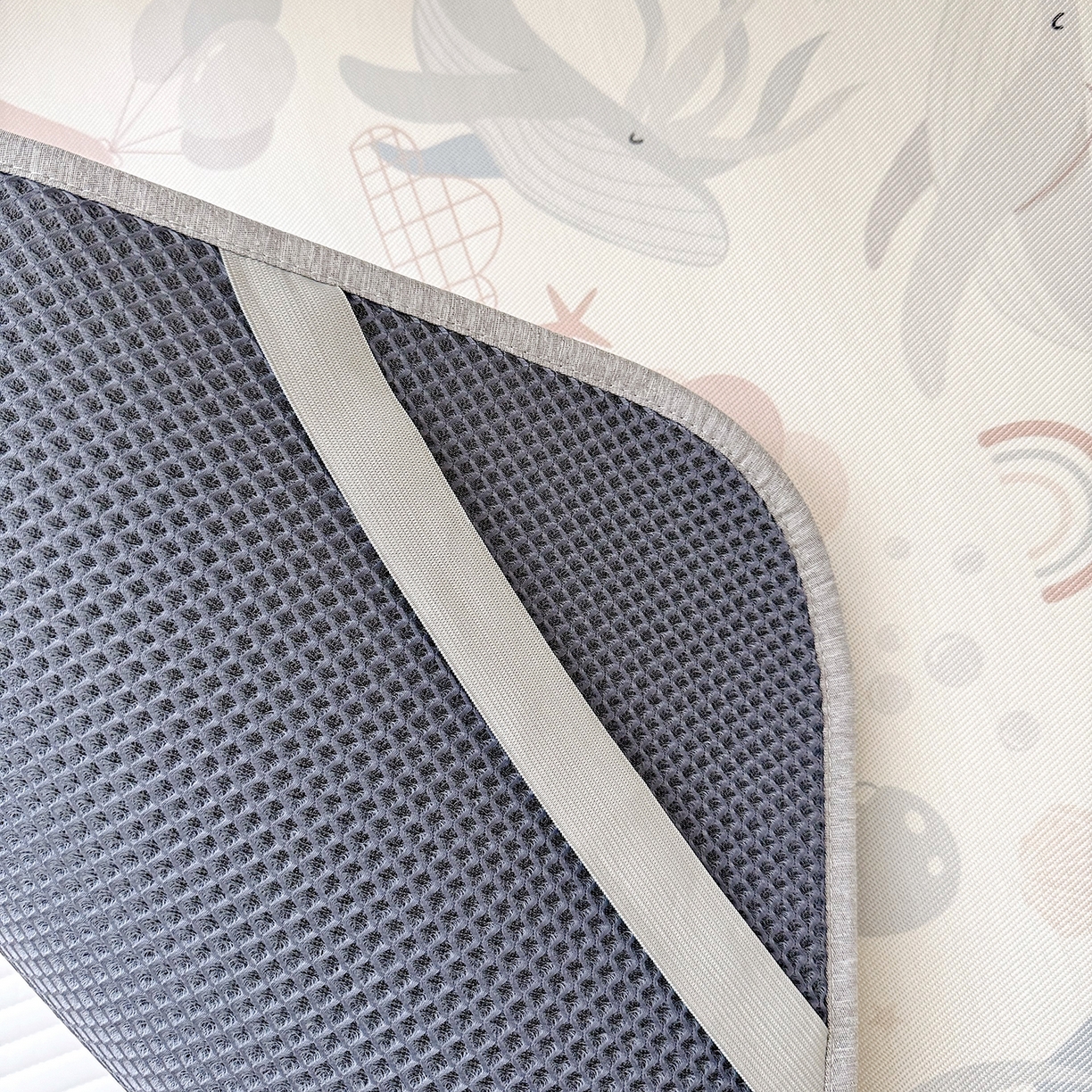 91家纺网 家纺一手货源 找家纺 JUICY 橘滋家纺 2026新款A类北欧简约数码印花婴童冰丝席凉席 鲸尾摇凉