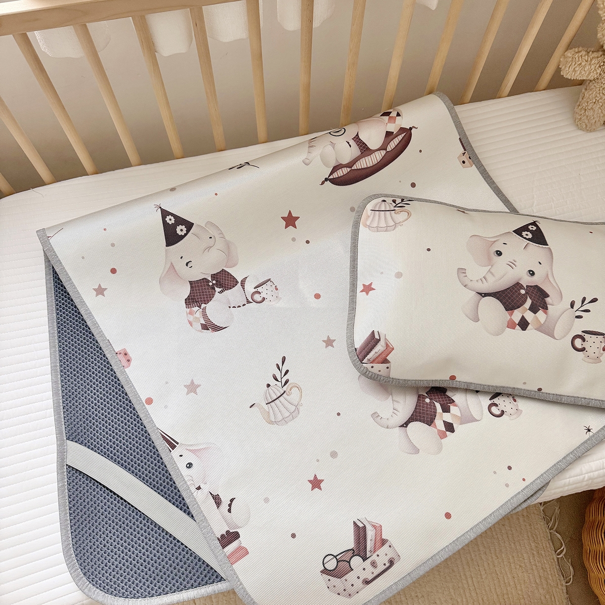 91家纺网 家纺一手货源 找家纺 JUICY 橘滋家纺 2026新款A类北欧简约数码印花婴童冰丝席凉席 蓬蓬象乐园