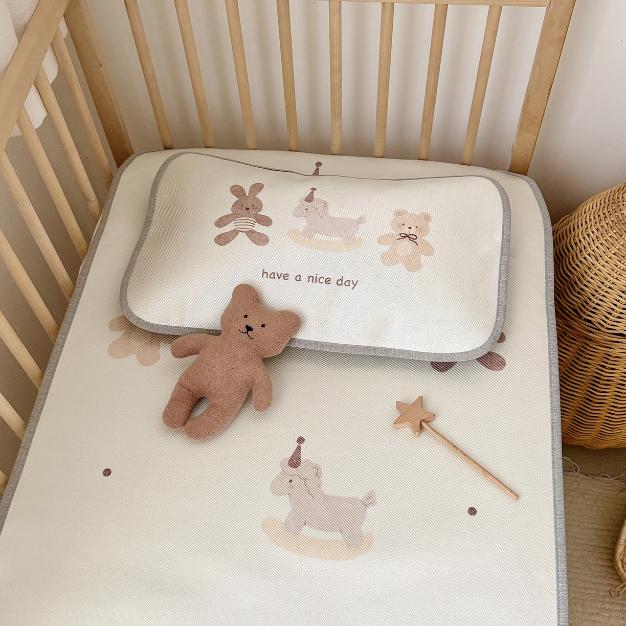 91家纺网 家纺一手货源 找家纺 JUICY 橘滋家纺 2026新款A类北欧简约数码印花婴童冰丝席凉席 木马小熊