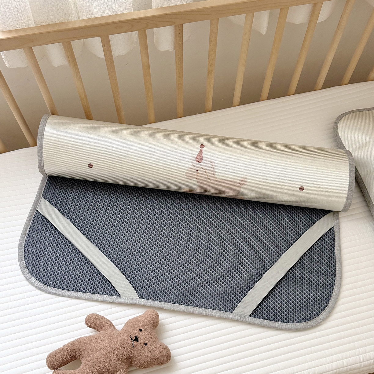 91家纺网 家纺一手货源 找家纺 JUICY 橘滋家纺 2026新款A类北欧简约数码印花婴童冰丝席凉席 木马小熊