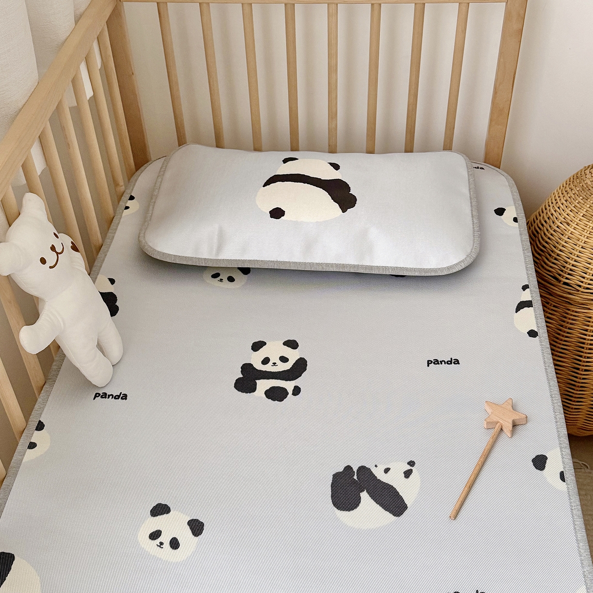 91家纺网 家纺一手货源 找家纺 JUICY 橘滋家纺 2026新款A类北欧简约数码印花婴童冰丝席凉席 翻滚熊猫