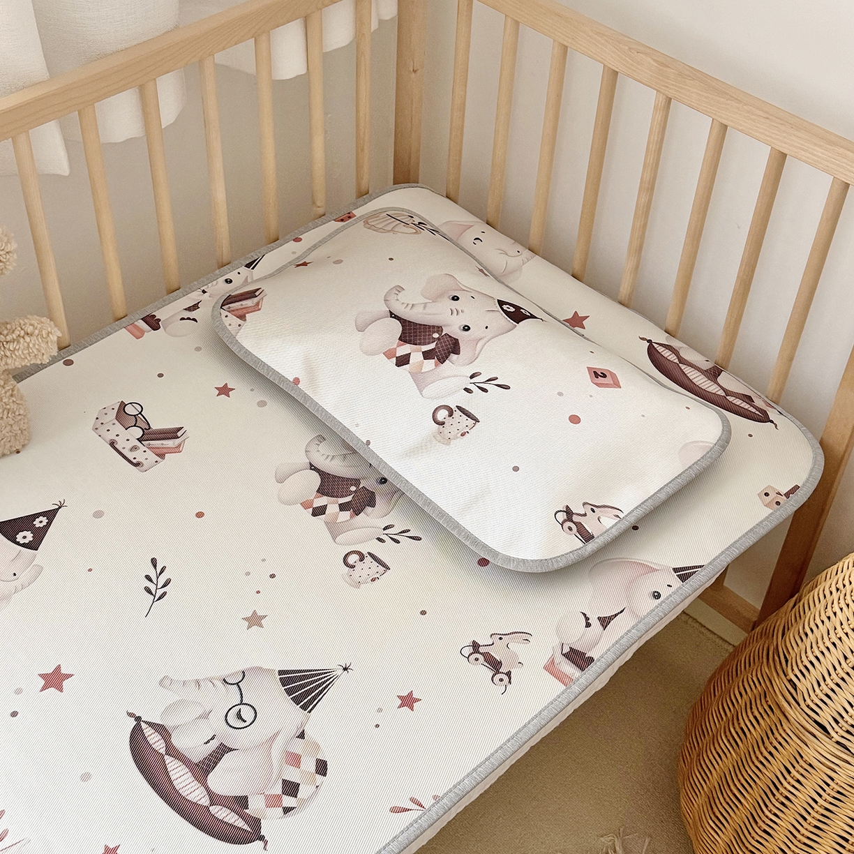 91家纺网 家纺一手货源 找家纺 JUICY 橘滋家纺 2026新款A类北欧简约数码印花婴童冰丝席凉席 蓬蓬象乐园