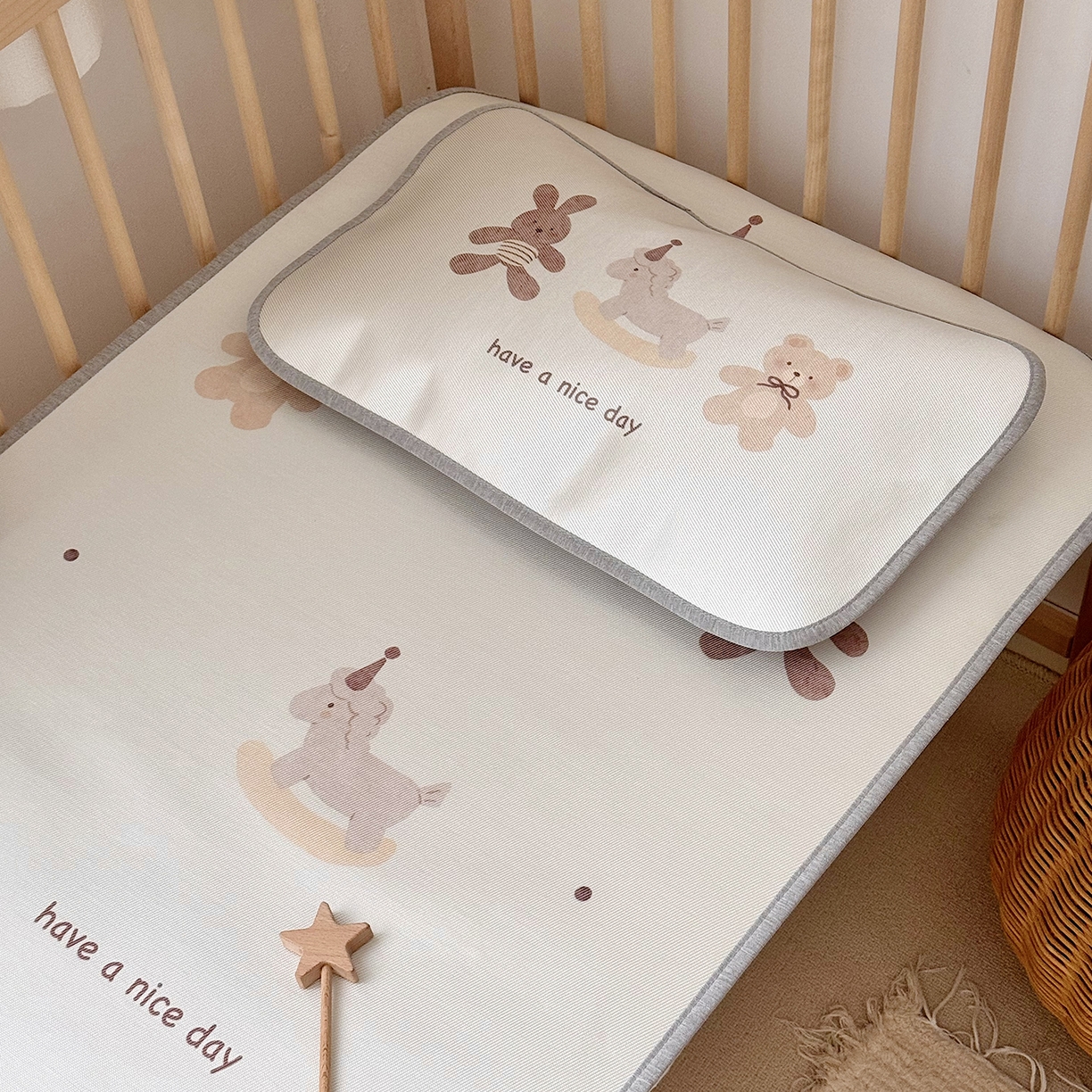 91家纺网 家纺一手货源 找家纺 JUICY 橘滋家纺 2026新款A类北欧简约数码印花婴童冰丝席凉席 木马小熊