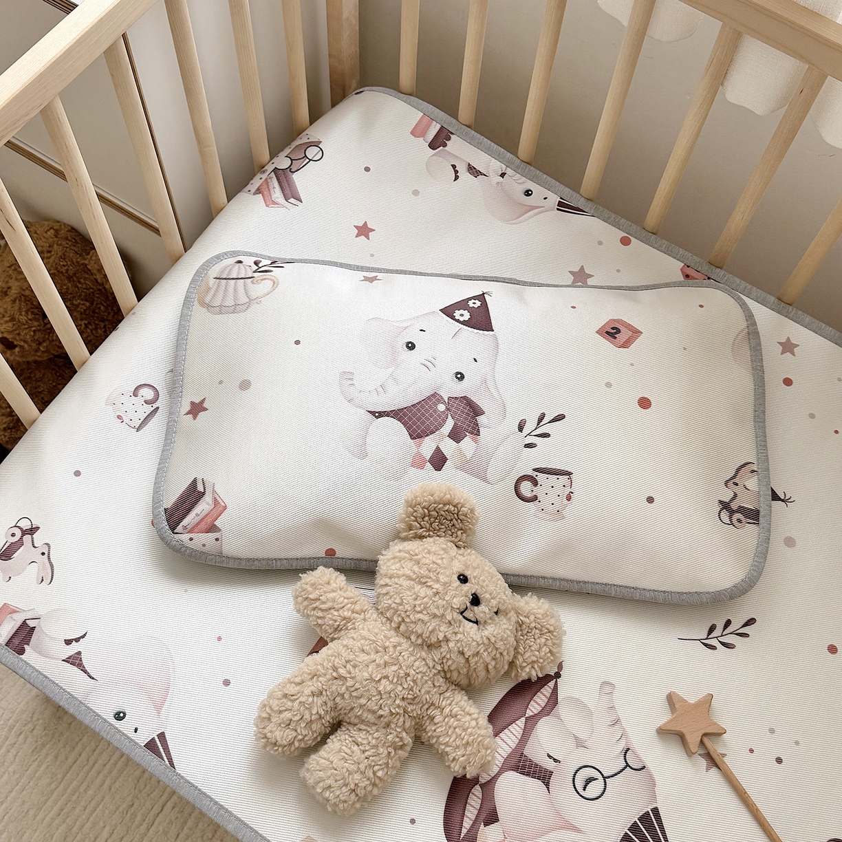 91家纺网 家纺一手货源 找家纺 JUICY 橘滋家纺 2026新款A类北欧简约数码印花婴童冰丝席凉席 蓬蓬象乐园