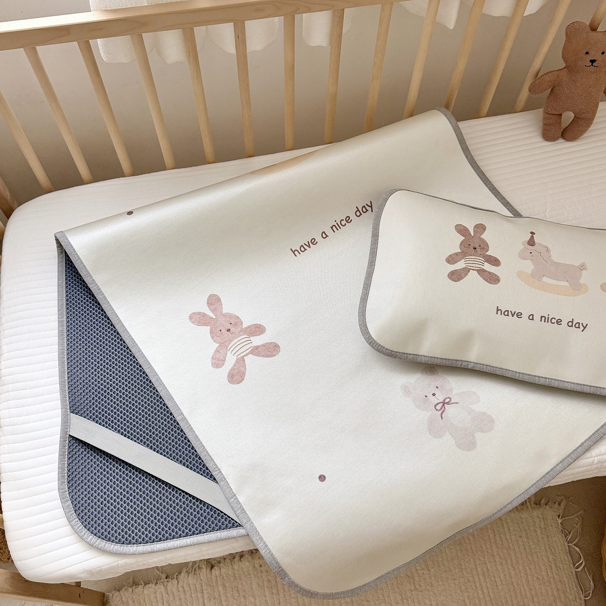 91家纺网 家纺一手货源 找家纺 JUICY 橘滋家纺 2026新款A类北欧简约数码印花婴童冰丝席凉席 木马小熊