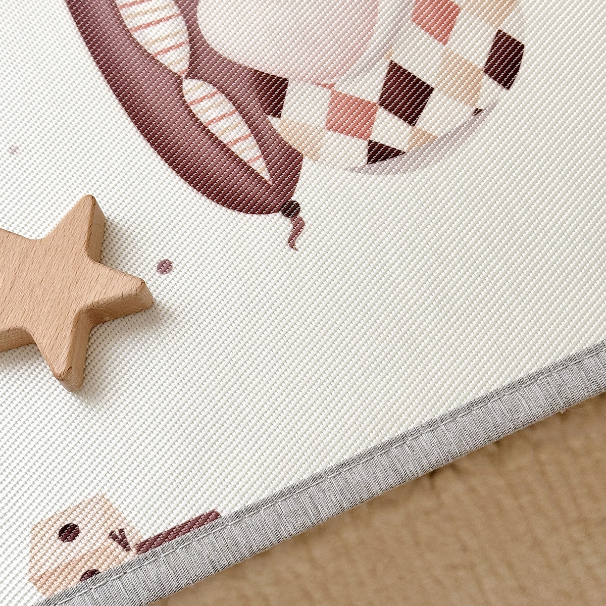 91家纺网 家纺一手货源 找家纺 JUICY 橘滋家纺 2026新款A类北欧简约数码印花婴童冰丝席凉席 蓬蓬象乐园