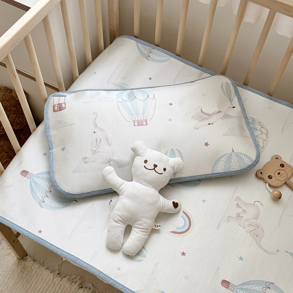 91家纺网 家纺一手货源 找家纺 JUICY 橘滋家纺 2026新款A类北欧简约数码印花婴童冰丝席凉席 奇幻之旅