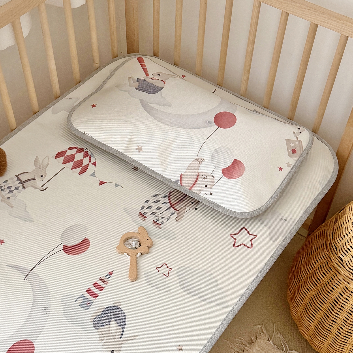 91家纺网 家纺一手货源 找家纺 JUICY 橘滋家纺 2026新款A类北欧简约数码印花婴童冰丝席凉席 天空之城