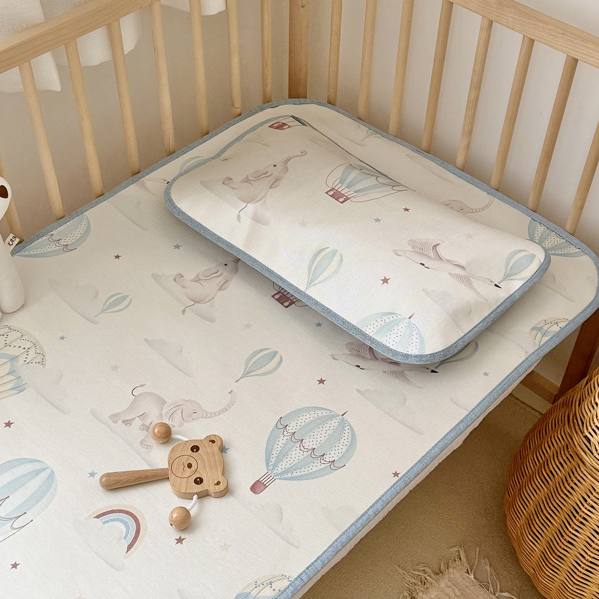 91家纺网 家纺一手货源 找家纺 JUICY 橘滋家纺 2026新款A类北欧简约数码印花婴童冰丝席凉席 奇幻之旅