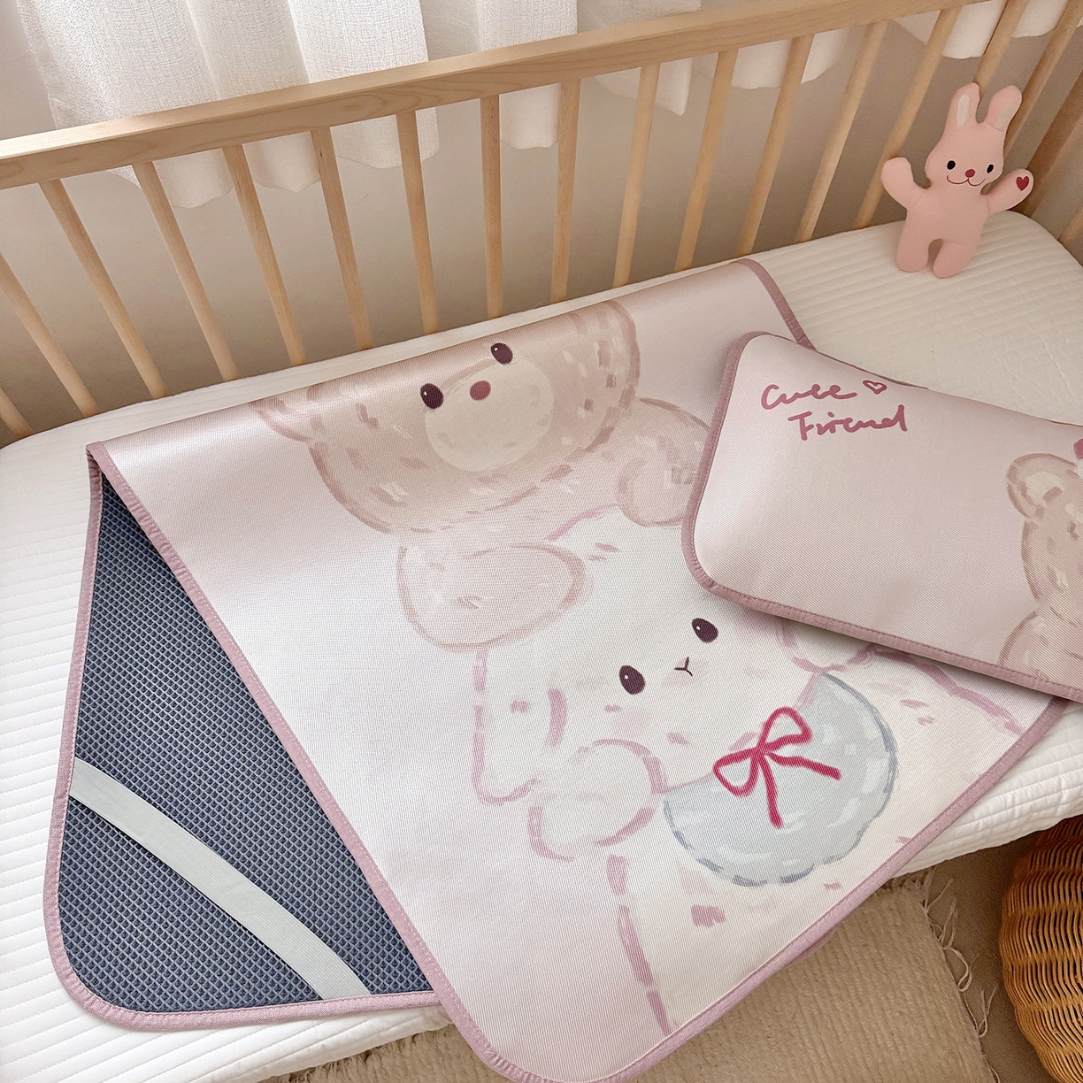 91家纺网 家纺一手货源 找家纺 JUICY 橘滋家纺 2026新款A类北欧简约数码印花婴童冰丝席凉席 叠叠乐园