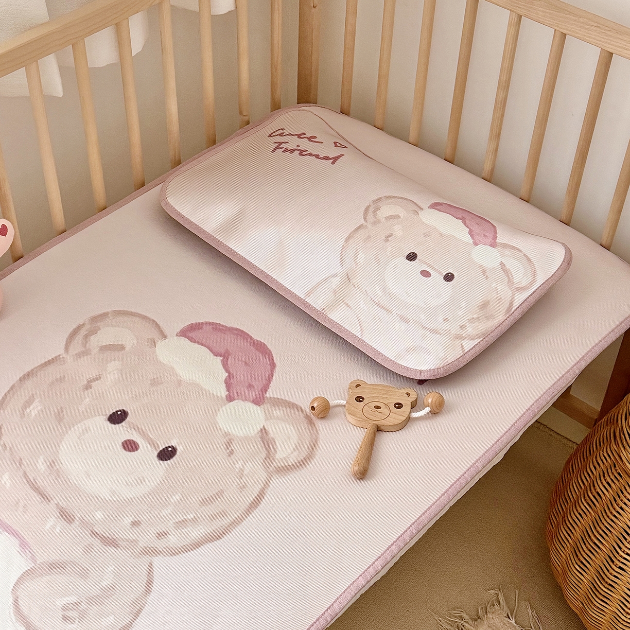 91家纺网 家纺一手货源 找家纺 JUICY 橘滋家纺 2026新款A类北欧简约数码印花婴童冰丝席凉席 叠叠乐园