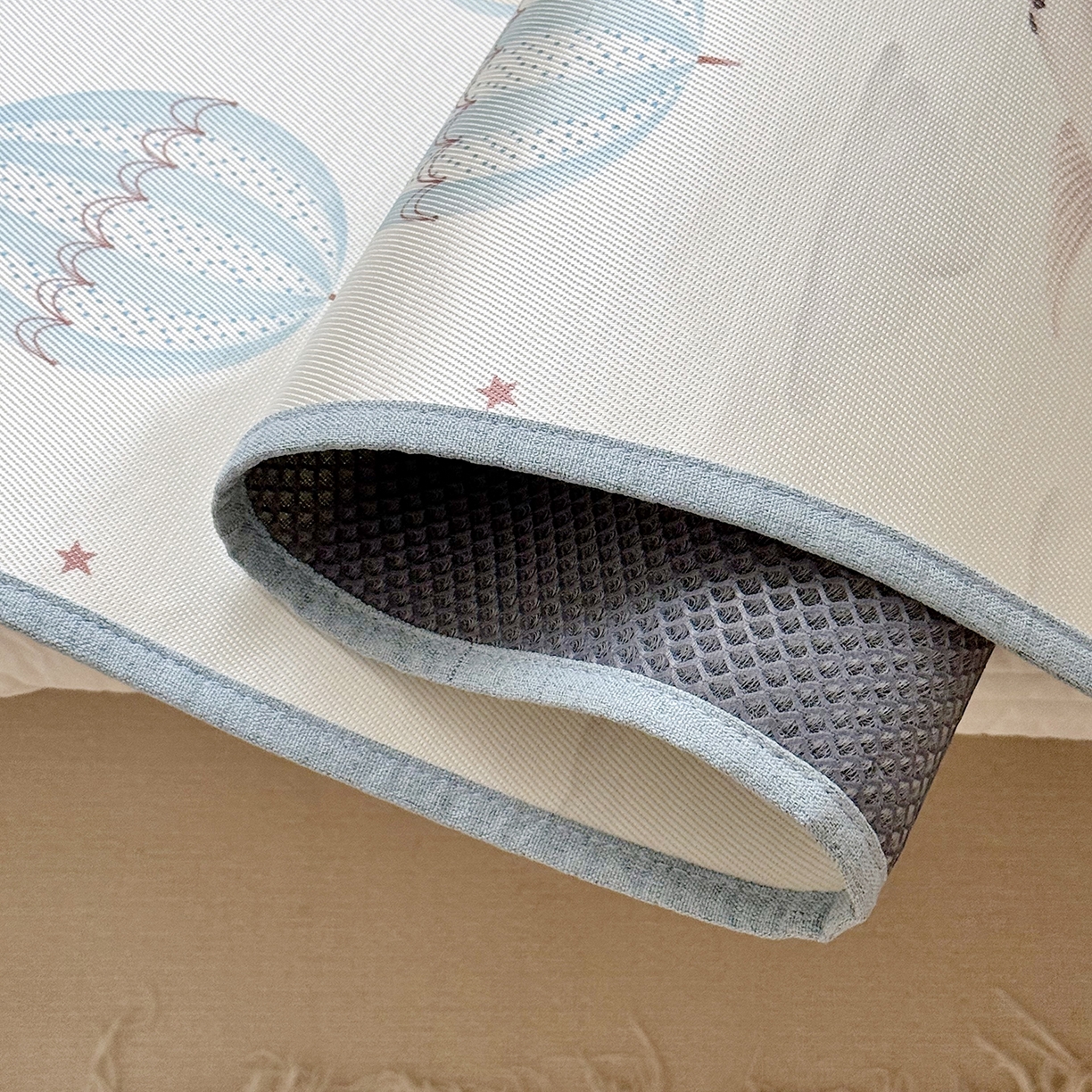 91家纺网 家纺一手货源 找家纺 JUICY 橘滋家纺 2026新款A类北欧简约数码印花婴童冰丝席凉席 奇幻之旅