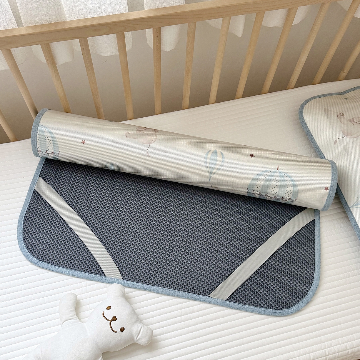 91家纺网 家纺一手货源 找家纺 JUICY 橘滋家纺 2026新款A类北欧简约数码印花婴童冰丝席凉席 奇幻之旅