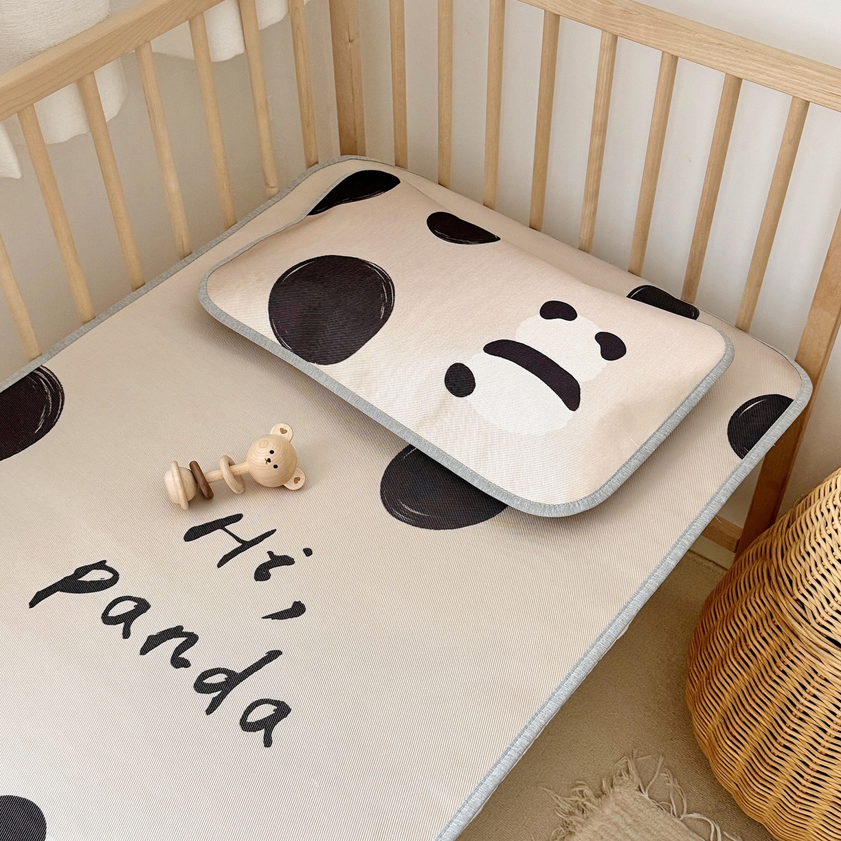 91家纺网 家纺一手货源 找家纺 JUICY 橘滋家纺 2026新款A类北欧简约数码印花婴童冰丝席凉席 嘟嘟熊猫