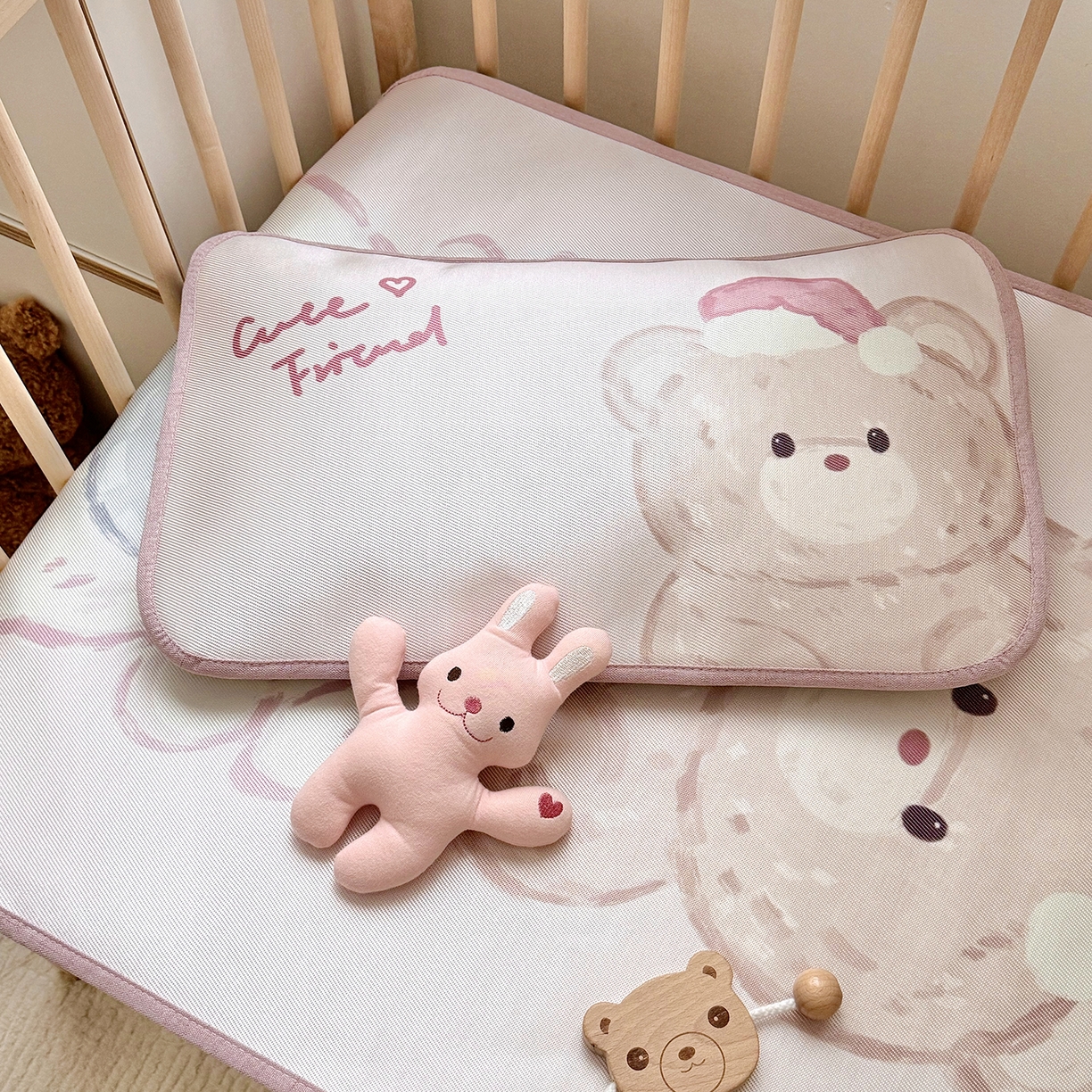 91家纺网 家纺一手货源 找家纺 JUICY 橘滋家纺 2026新款A类北欧简约数码印花婴童冰丝席凉席 叠叠乐园