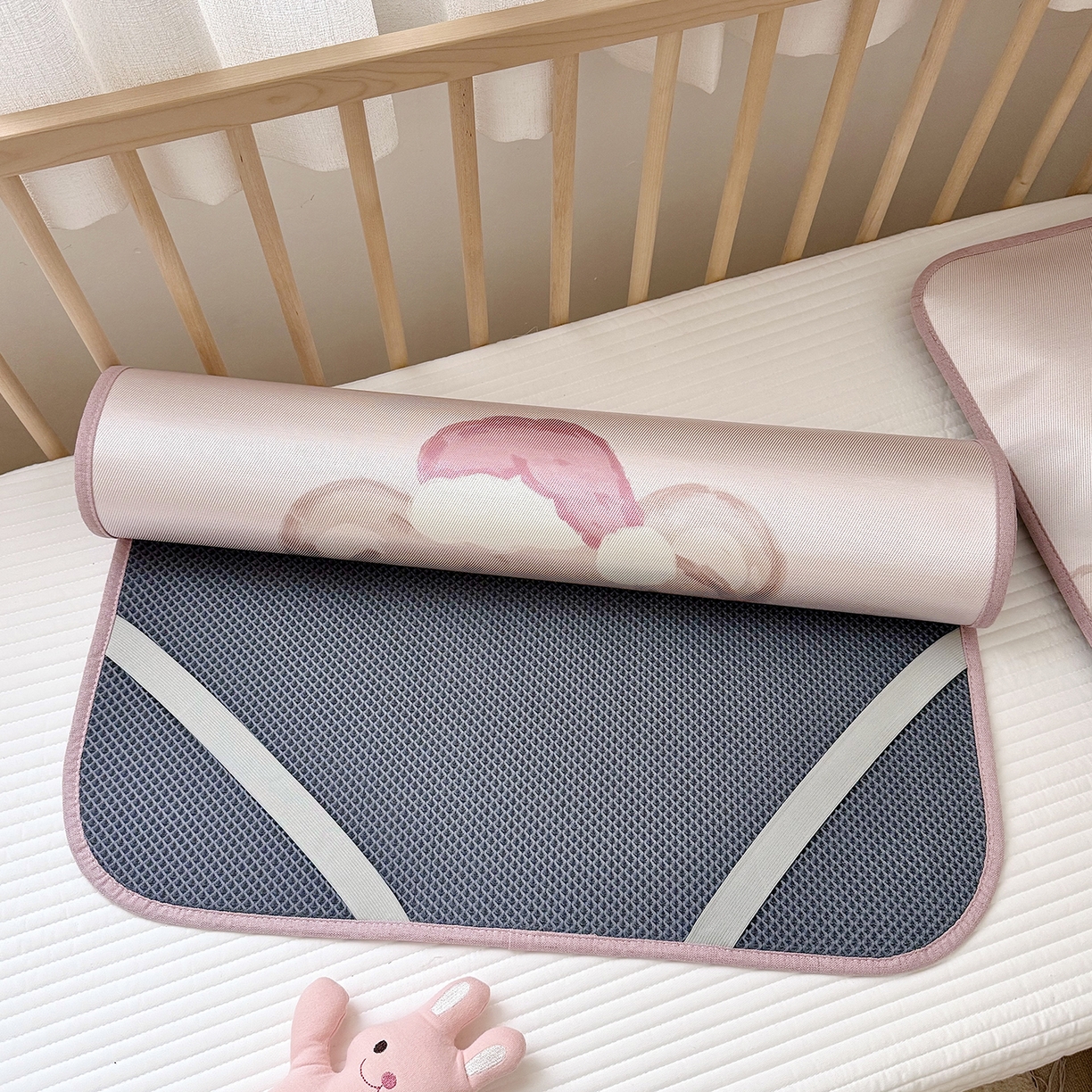 91家纺网 家纺一手货源 找家纺 JUICY 橘滋家纺 2026新款A类北欧简约数码印花婴童冰丝席凉席 叠叠乐园