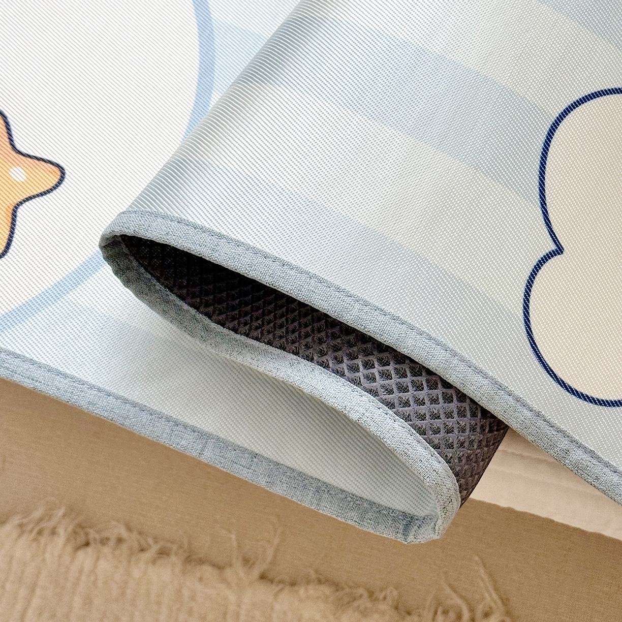 91家纺网 家纺一手货源 找家纺 JUICY 橘滋家纺 2026新款A类北欧简约数码印花婴童冰丝席凉席 遨游太空