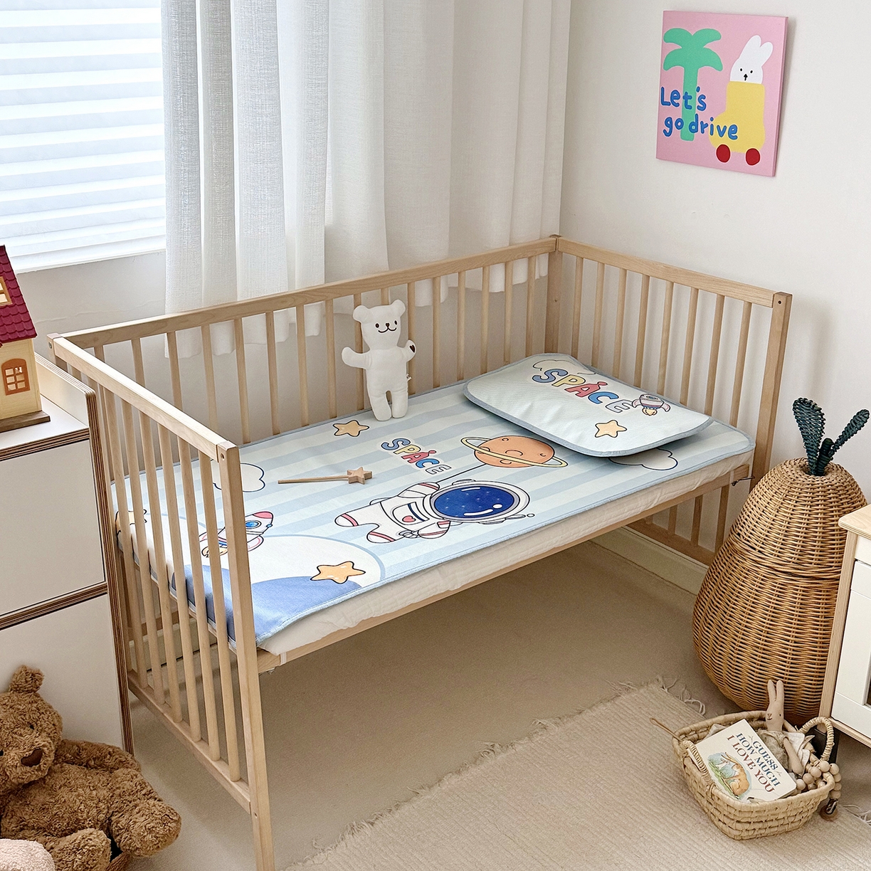 91家纺网 家纺一手货源 找家纺 JUICY 橘滋家纺 2026新款A类北欧简约数码印花婴童冰丝席凉席 遨游太空