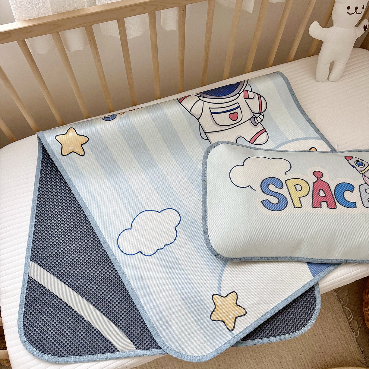 91家纺网 家纺一手货源 找家纺 JUICY 橘滋家纺 2026新款A类北欧简约数码印花婴童冰丝席凉席 遨游太空