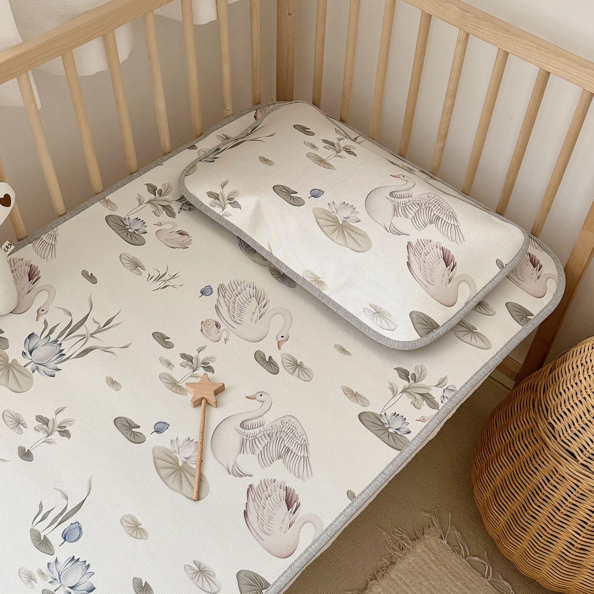 91家纺网 家纺一手货源 找家纺 JUICY 橘滋家纺 2026新款A类北欧简约数码印花婴童冰丝席凉席 野趣