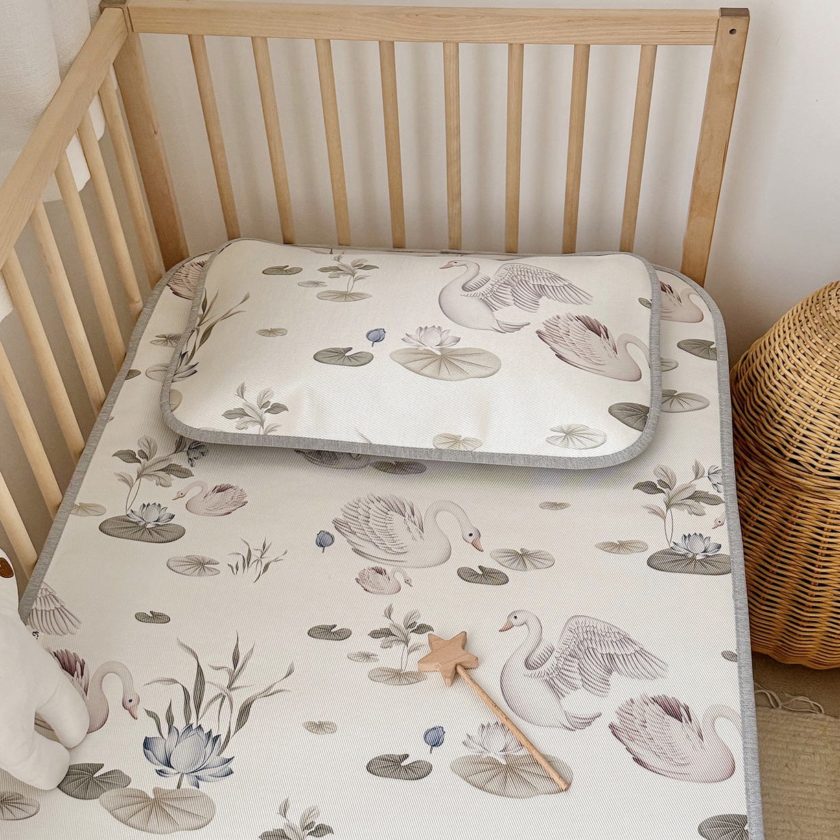 91家纺网 家纺一手货源 找家纺 JUICY 橘滋家纺 2026新款A类北欧简约数码印花婴童冰丝席凉席 野趣