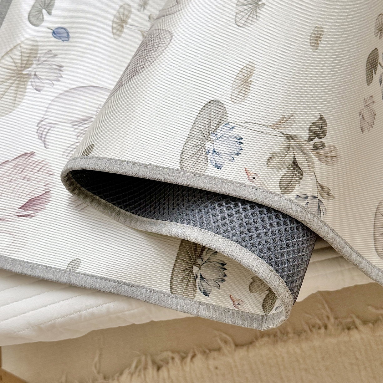 91家纺网 家纺一手货源 找家纺 JUICY 橘滋家纺 2026新款A类北欧简约数码印花婴童冰丝席凉席 野趣