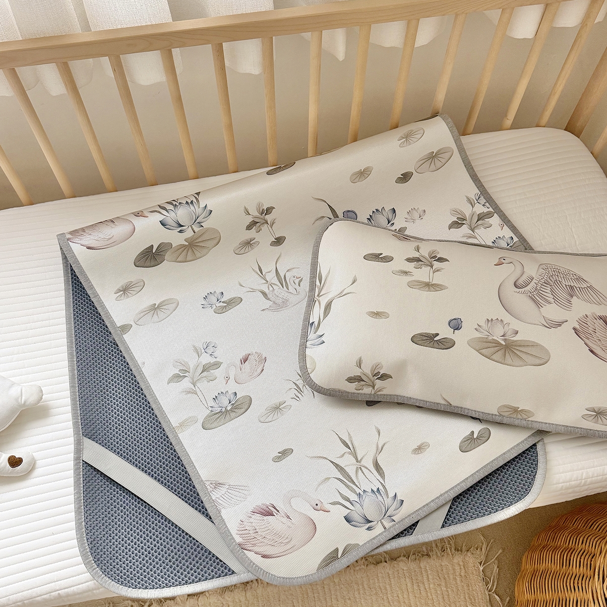 91家纺网 家纺一手货源 找家纺 JUICY 橘滋家纺 2026新款A类北欧简约数码印花婴童冰丝席凉席 野趣