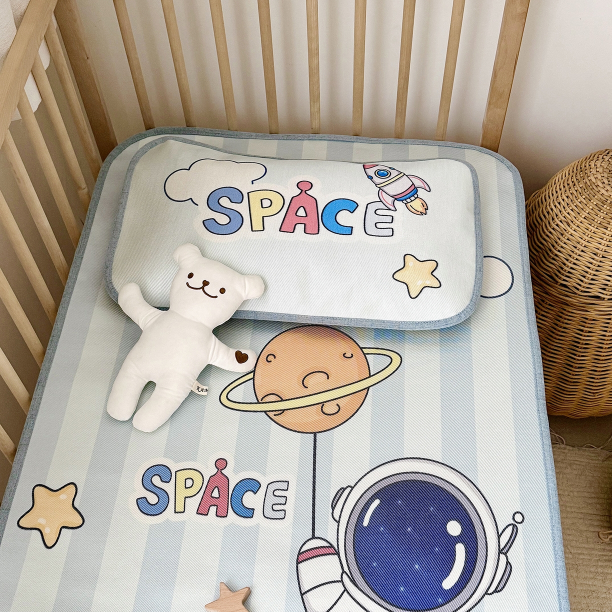 91家纺网 家纺一手货源 找家纺 JUICY 橘滋家纺 2026新款A类北欧简约数码印花婴童冰丝席凉席 遨游太空