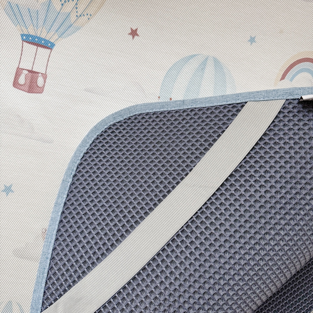 91家纺网 家纺一手货源 找家纺 JUICY 橘滋家纺 2026新款A类北欧简约数码印花婴童冰丝席凉席 奇幻之旅