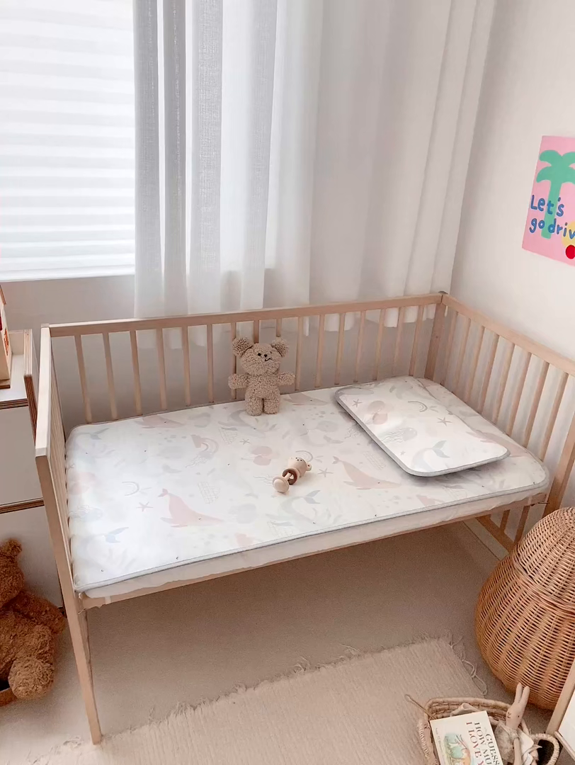 91家纺网 家纺一手货源 找家纺 JUICY 橘滋家纺 2026新款A类北欧简约数码印花婴童冰丝席凉席 鲸尾摇凉