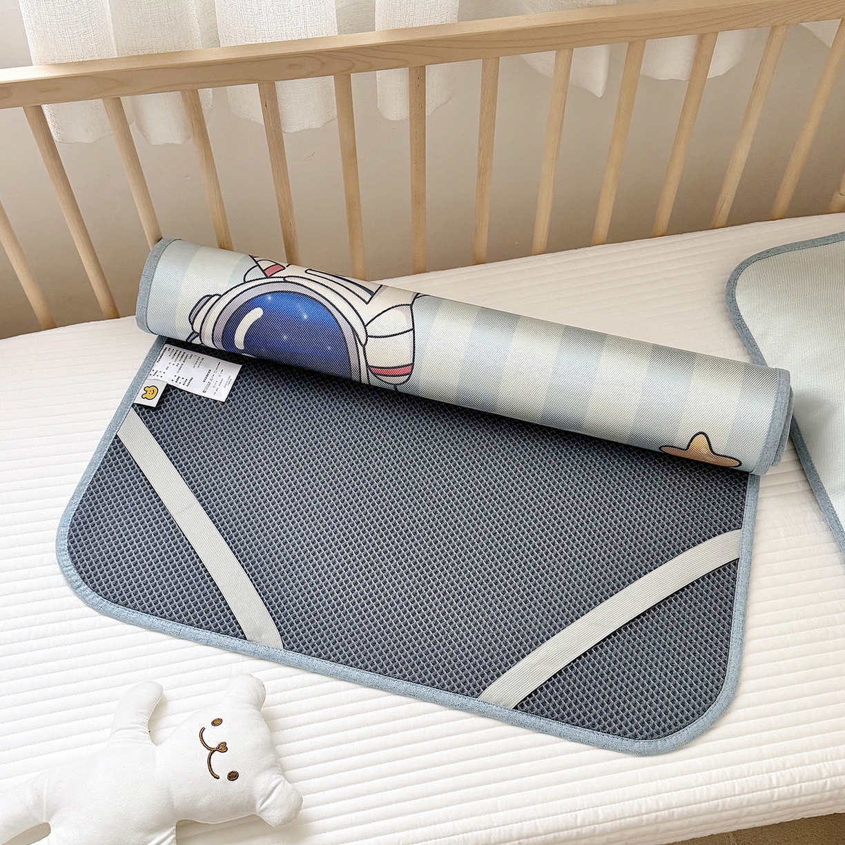 91家纺网 家纺一手货源 找家纺 JUICY 橘滋家纺 2026新款A类北欧简约数码印花婴童冰丝席凉席 遨游太空